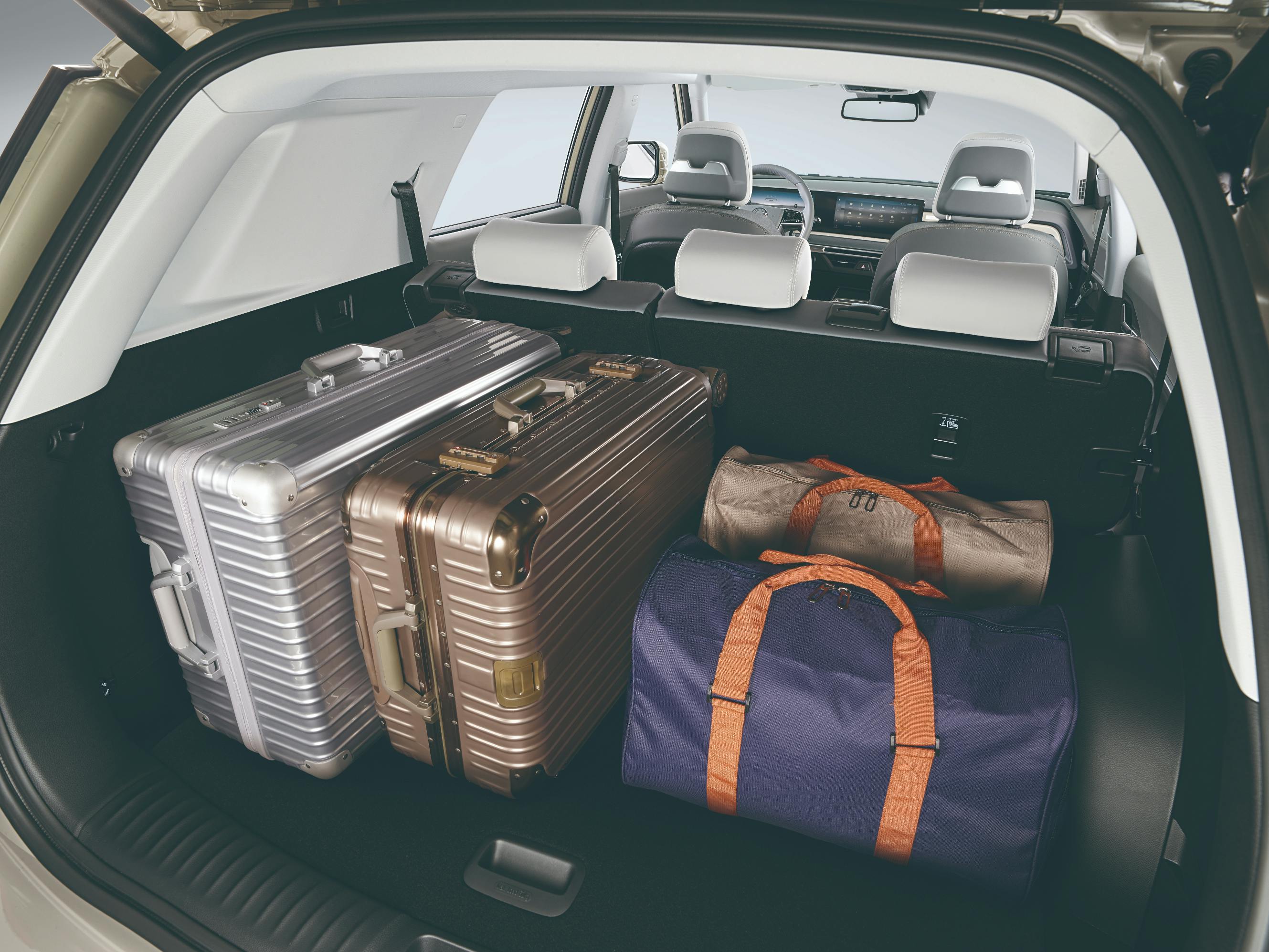 De kofferinhoud van de Torres EVX gevuld met twee valiezen en twee reistassen.